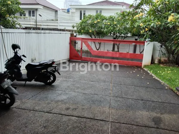 image RUMAH MEWAH 708M² DI PERMATA HIJAU DENGAN KOLAM RENANG (6)