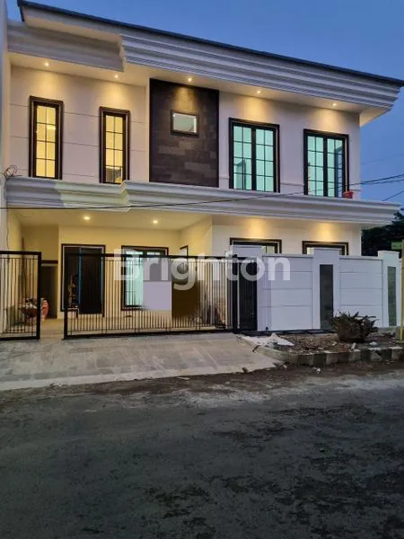image RUMAH AMERICAN STYLE 2 LANTAI BARU GRESS  DEKAT MERR JUANDA KUTISARI AHMAD YANI TOL WARU RUNGKUT UPN UBAYA PETRA UNESA ROYAL PLAZA MARINA MASPION SQUARE  (1)