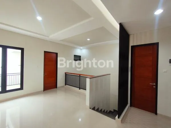 image RUMAH MEWAH 2 LANTAI DI PANTAI MENTARI, SHM, ROW 3 MOBIL (4)