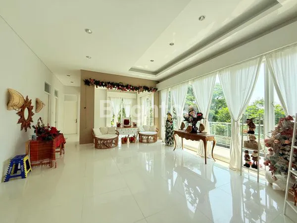 image RUMAH 3 LANTAI, SHM, KAMAR. TIDUR 4+2, DI SENTUL CITY,  BOGOR, DENGAN VIEW LANGSUNG KE PEGUNUNGAN DAN LAPANGAN GOLF PERSIS DI BELAKANG RUMAH (3)