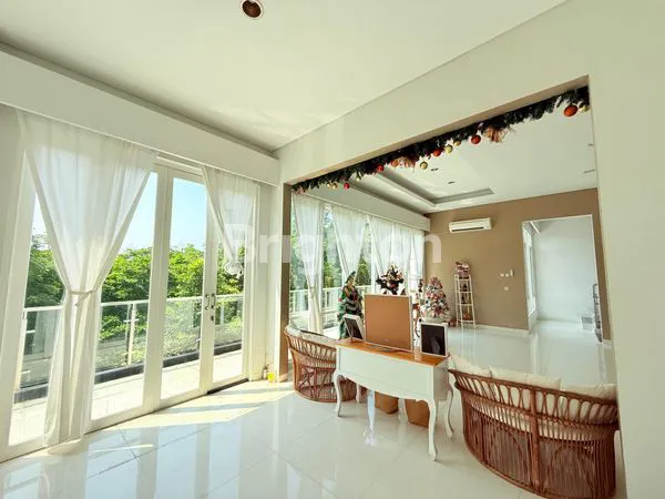 image RUMAH 3 LANTAI, SHM, KAMAR. TIDUR 4+2, DI SENTUL CITY,  BOGOR, DENGAN VIEW LANGSUNG KE PEGUNUNGAN DAN LAPANGAN GOLF PERSIS DI BELAKANG RUMAH (4)