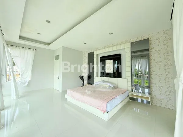 image RUMAH 3 LANTAI, SHM, KAMAR. TIDUR 4+2, DI SENTUL CITY,  BOGOR, DENGAN VIEW LANGSUNG KE PEGUNUNGAN DAN LAPANGAN GOLF PERSIS DI BELAKANG RUMAH (7)