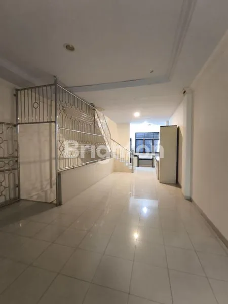 image RUKO 4 LANTAI SEMI FURNISHED LOKASI STRATEGIS PEKANBARU (5)