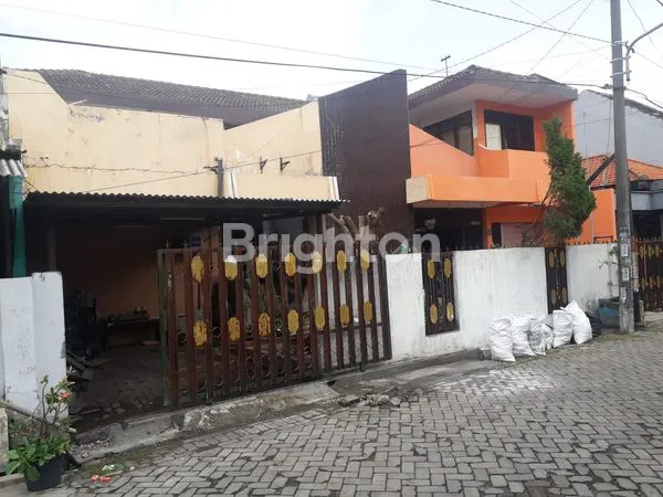 image DIJUAL RUMAH KOST 2 LANTAI STRATEGIS DI SURABAYA – 7 KAMAR, HARGA RP 2,7 MILIAR, SIAP HUNI! (1)