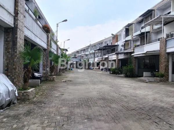 image TOWNHOUSE DI KOMPLEK LACOSTE, SUNGGAL (2)