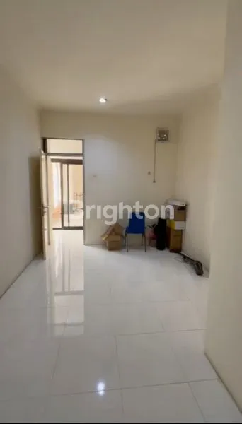 image RUKO 3 LT SIAP PAKAI SANGAT STRATEGIS DAN RAMAI POSISI HOOK SANGAT COCOK UNTUK INVESTASI DIKOMPLEK RUKO MILENIA KLAMPIS JAYA DEKAT BRATANG, NGINDEN, MERR (8)