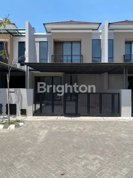 image RUMAH BARU GRESS DI RUBY PONDOK TJANDRA INDAH, SELANGKAH KE SPORT CLUB, DEKAT TOL DAN BANDARA JUANDA, LINGKUNGAN SUDAH TERBENTUK DAN NYAMAN, ONE GATE SYSTEM (1)