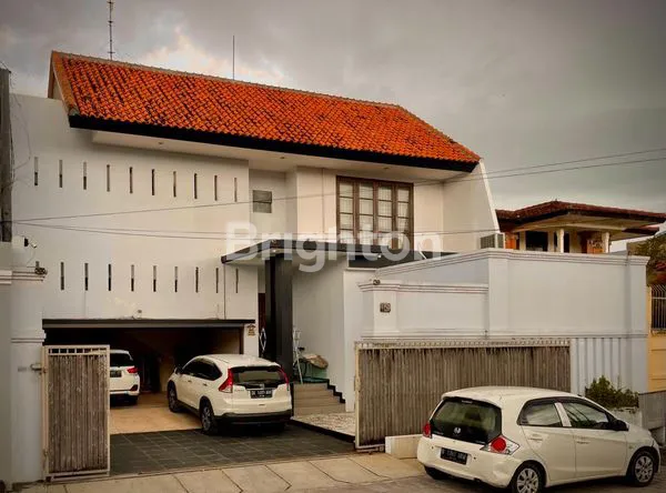 image RUMAH MEWAH DENGAN KOLAM RENANG DI RENON SEMI FURNIS (1)