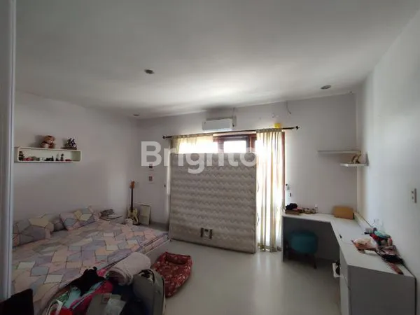 image RUMAH MEWAH DENGAN KOLAM RENANG DI RENON SEMI FURNIS (7)