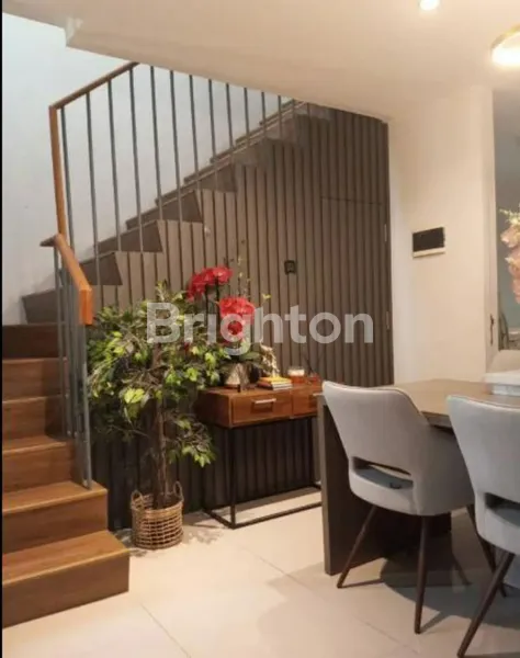 image RUMAH BAGUS 2 LANTAI, FULL FURNISHED ROYAL RESIDENCE-MENGANTI GRESIK (1)