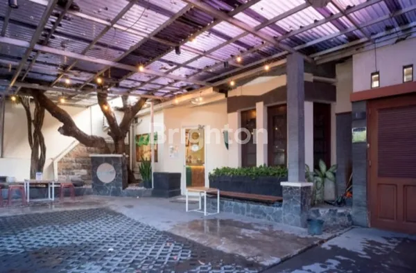 image RUMAH USAHA EX CAFE'S TRUNOJOYO AREA DR SOETOMO TEGALSARI BEST LOCATION FOR COMMERCIALS LIKE RESTO / OFFICE / CLINIC TENGAH KOTA SURABAYA (2)