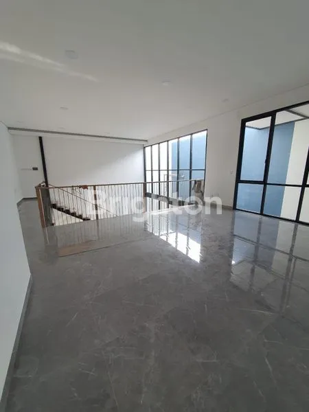 image RUMAH MEWAH 2 LANTAI SURABAYA TIMUR DEKAT ITS PAKUWON CITY MULYOSARI MERR (3)