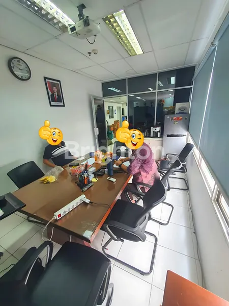 image JUAL KANTOR SIAP PAKAI + MEZZANINE - LOKASI STRATEGIS DI JALAN YOS SUDARSO (6)