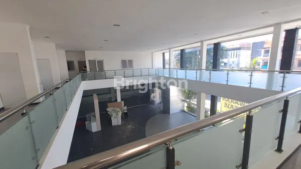 image GEDUNG STRATEGIS DI GATZU BARAT (3)