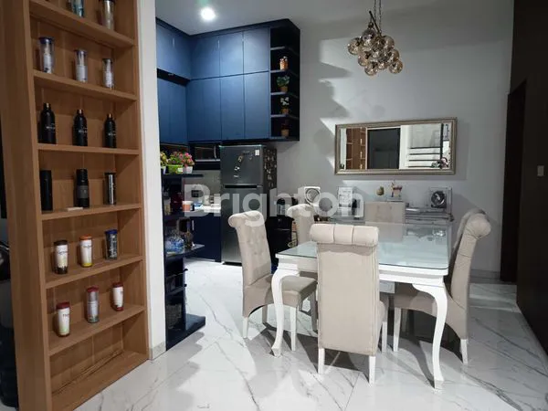 image TURUN HARGA , NEGO !!!,RUMAH MEWAH MINIMALIS KUALITAS PREMIUM DI MERUYA DILENGKAPI DENGAN ROOFTOP DAN  SMART DOOR (4)