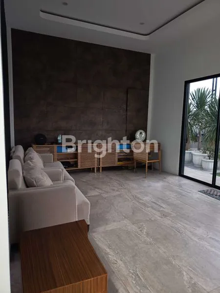 image TURUN HARGA , NEGO !!!,RUMAH MEWAH MINIMALIS KUALITAS PREMIUM DI MERUYA DILENGKAPI DENGAN ROOFTOP DAN  SMART DOOR (7)