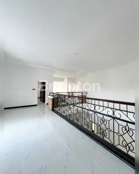 image RUMAH MULYOSARI PRIMA LOKASI STRATEGIS, PARKIRAN LUAS 6 MOBIL, GENSET, DAN JACUZZI (7)