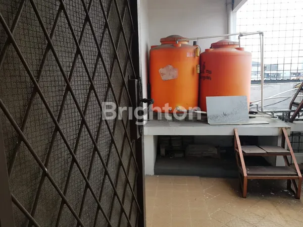 image RUMAH 4 LANTAI DI JELAMBAR, JAKARTA BARAT, SEMI FURNISHED, ROW JALAN MUAT 2 MOBIL, CARPORT 1 MOBIL. (2)