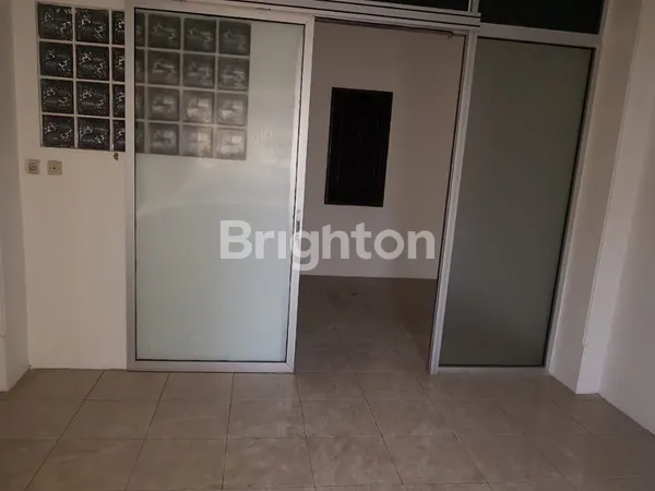 image RUMAH 4 LANTAI DI JELAMBAR, JAKARTA BARAT, SEMI FURNISHED, ROW JALAN MUAT 2 MOBIL, CARPORT 1 MOBIL. (4)