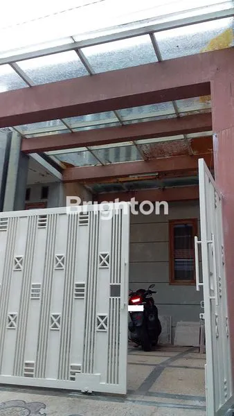 image RUMAH 2 LANTAI HOEK MODERN DESAIN DRIYOREJO KOTA BARU (2)