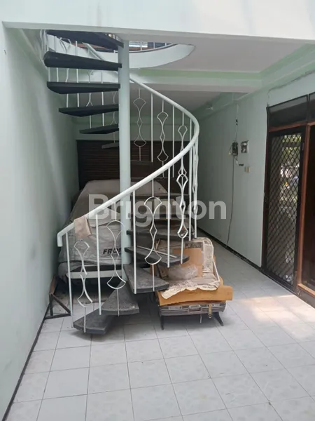 image RUMAH MENGHADAP UTARA  MANYAR KARTIKA ONE GATE SISTEM (6)