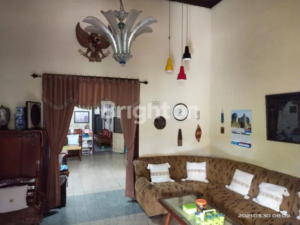 image RUMAH KLASIK 7KT DEKAT BALAI KOTA SURABAYA, SHM (2)
