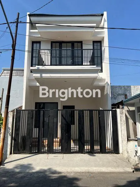 image NEW GRESS HOUSE 2 LANTAI RUMAH BARU RUNGKUT AMERICAN STYLE FURNISH DEKAT RAYA MERR KAMPUS UPN VETERAN ROW JALAN LEBAR (1)