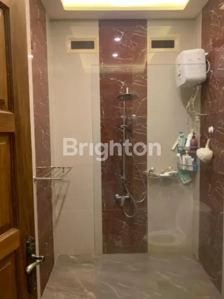 image RUMAH HOEK FULL FURNISHED & RUMAH KOST 11 KAMAR DI KEMANG - SHM, BEBAS BANJIR (3)