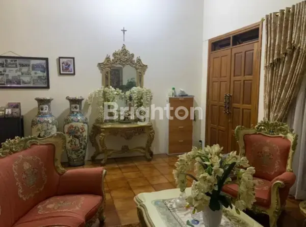 image RUMAH HOEK FULL FURNISHED & RUMAH KOST 11 KAMAR DI KEMANG - SHM, BEBAS BANJIR (4)