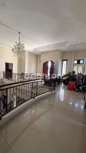 image RUMAH DUA LANTAI GAYA KLASIK MODERN DI BULUSAN TEMBALANG (7)