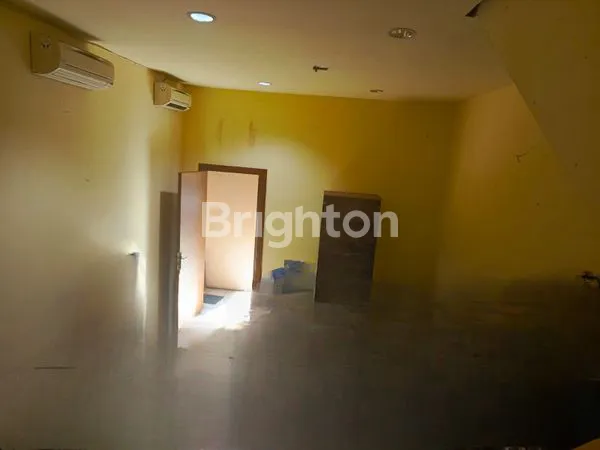 image RUKO 2 LANTAI LOKASI STRATEGIS, SHM, SIAP PAKAI & IDEAL UNTUK USAHA / INVESTASI LOKASI STRATEGIS. (2)