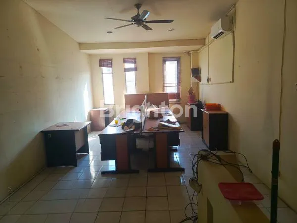 image RUKO 2 LANTAI LOKASI STRATEGIS, SHM, SIAP PAKAI & IDEAL UNTUK USAHA / INVESTASI LOKASI STRATEGIS. (4)