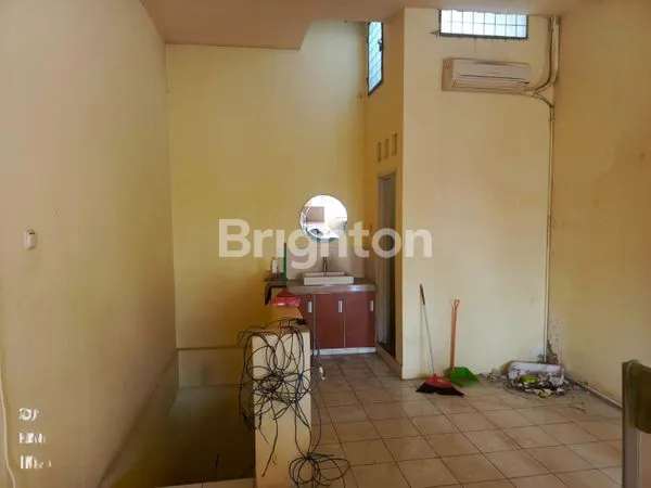 image RUKO 2 LANTAI LOKASI STRATEGIS, SHM, SIAP PAKAI & IDEAL UNTUK USAHA / INVESTASI LOKASI STRATEGIS. (5)