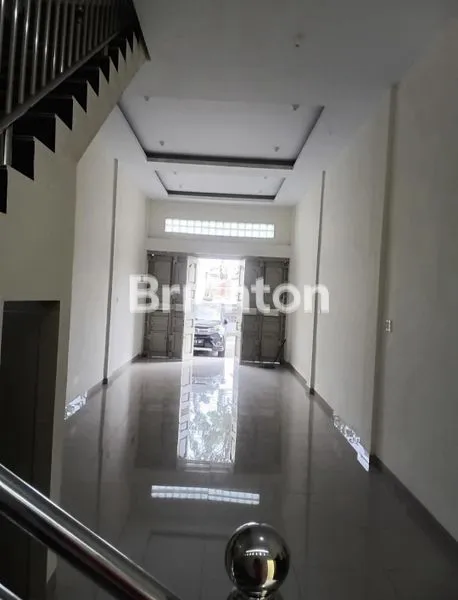 image RUKO BARU 3 1/2 TINGKAT DI PINGGIR JALAN, SIAP HUNI DI MEDAN AREA (2)