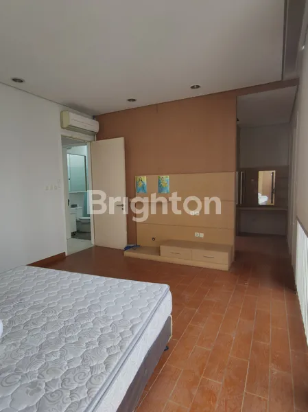 image RUMAH 3+1 BEDROOMS DI TAMAN KEBON JERUK INTERCON, JAKARTA BARAT (S-RMH-124) (4)