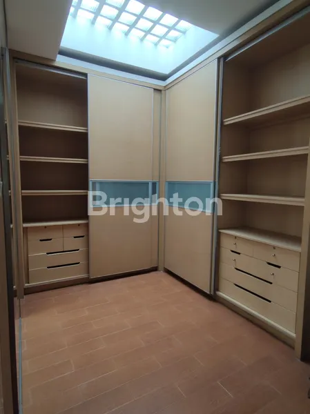 image RUMAH 3+1 BEDROOMS DI TAMAN KEBON JERUK INTERCON, JAKARTA BARAT (S-RMH-124) (5)