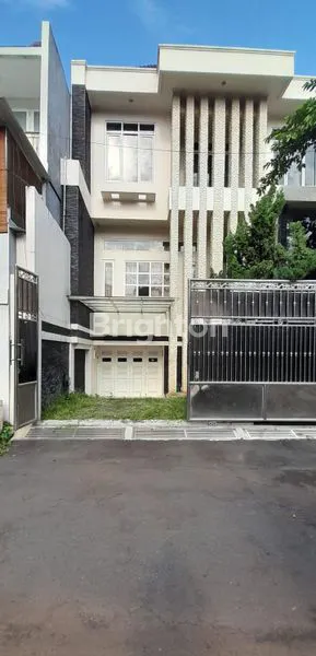 image RUMAH CANTIK MINIMALIS 2,5 LANTAI DI CIPINANG JATINEGARA JAKARTA TIMUR (1)