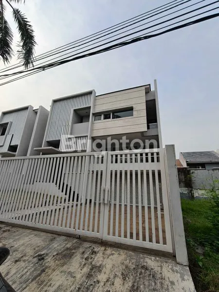 image RUMAH CITRA GARDEN 2 EXT JAKARTA BARAT BRAND NEW SIAP HUNI (1)