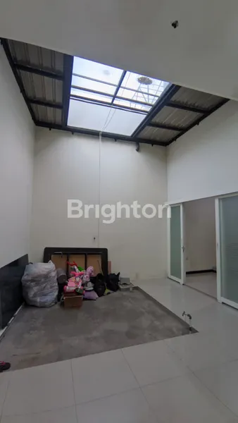 image RUMAH MEWAH 2 LANTAI STRATEGIS DEKAT GWALK SURABAYA BARAT (5)