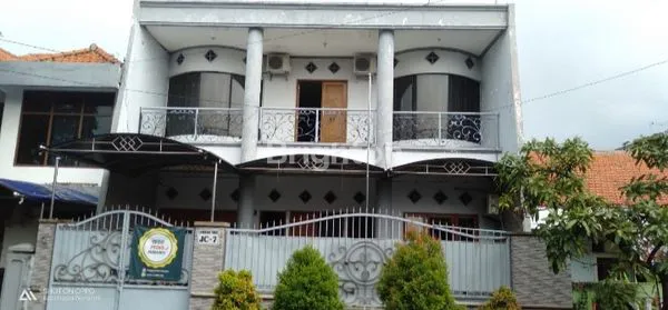 image RUMAH BAGUS 2 LT SIAP HUNI SANGAT COCOK UNTUK KELUARGA DI  JEMURSARI TIMUR (1)