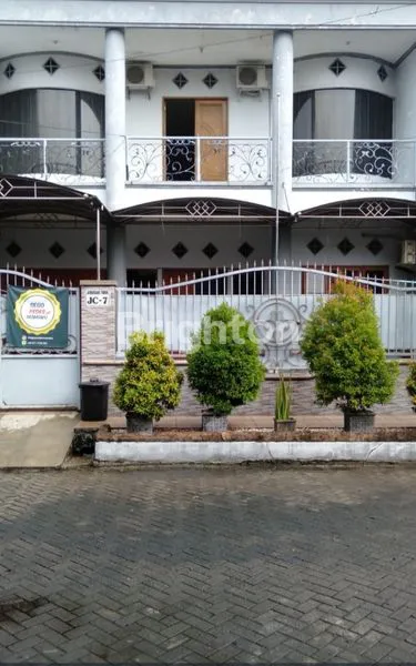 image RUMAH BAGUS 2 LT SIAP HUNI SANGAT COCOK UNTUK KELUARGA DI  JEMURSARI TIMUR (2)