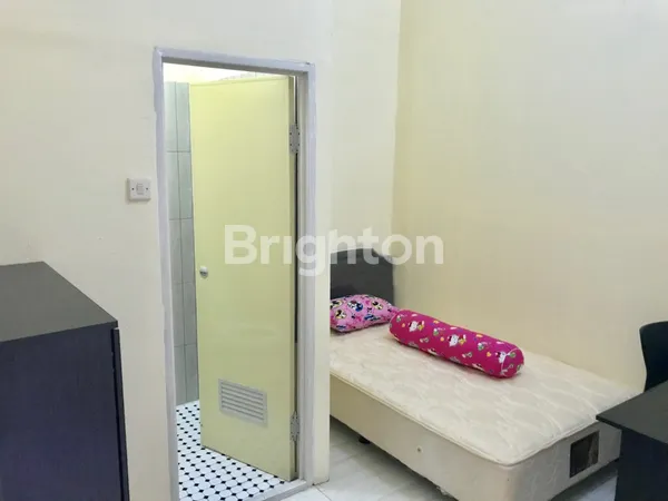 image TOKO & KOS AKTIF SEMOLOWARU SURABAYA ROW JALAN 4 MOBIL (DOUBLEWAY) (2)