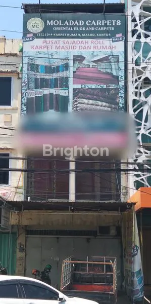 RUKO 3.5 LANTAI SANGAT STRATEGIS DI JLN. BOULEVARD MAKASAR\N