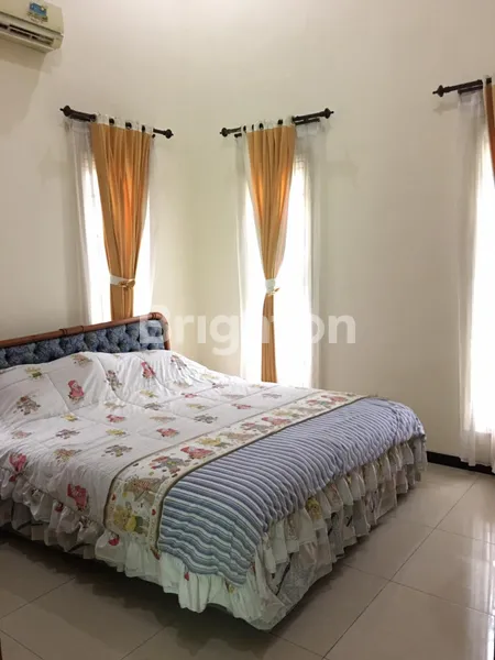 image DIJUAL RUMAH HOOK MANYAR INDAH (2)