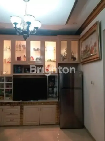 image RUMAH CLASSIC 3 LANTAI FULL FURNISHED DUTA MAS DEKAT JELAMBAR JAKARTA BARAT (2)