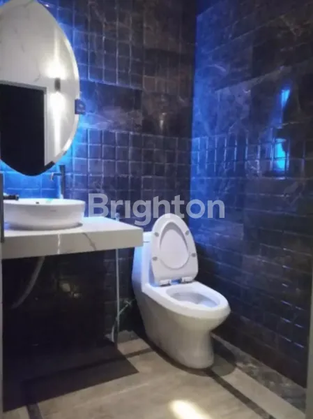 image RUMAH CLASSIC 3 LANTAI FULL FURNISHED DUTA MAS DEKAT JELAMBAR JAKARTA BARAT (3)