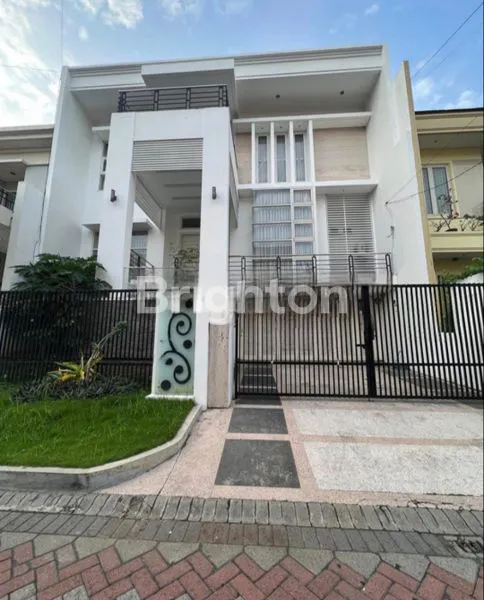 image HUNIAN 3 LANTAI MINIMALIS MODERN, TERAWAT, SIAP HUNI DI KOMPLEKS PERUMAHAN FAVORIT ARAYA 1, AMAN, ASRI DAN NYAMAN, STRATEGIS DEKAT MERR SEKOLAH PETRA REGENCY 21 KERTAJAYA INDAH (1)