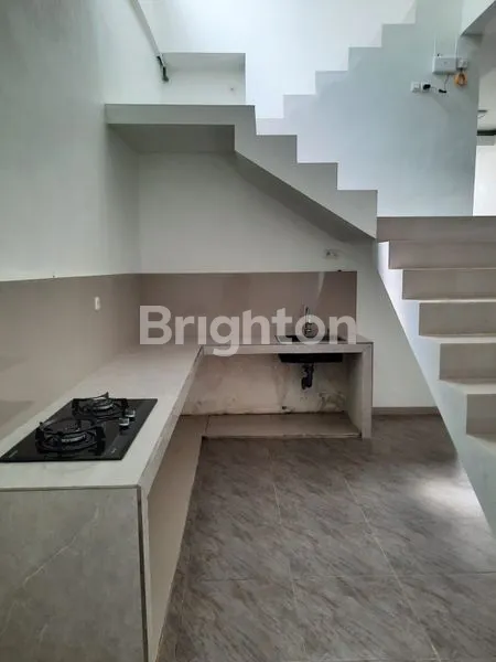 image RUMAH 3 LANTAI DI CLUSTER MEWAH DI DEKAT TOL SAWOJAJAR MALANG (8)