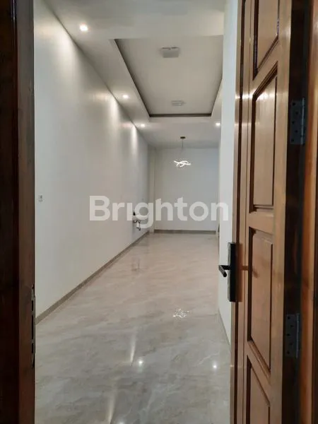 image RUMAH 3 LANTAI DI CLUSTER MEWAH DI DEKAT TOL SAWOJAJAR MALANG (5)