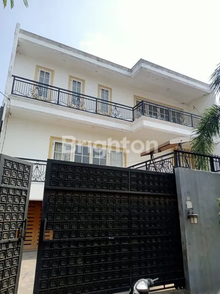 image DIJUAL RUMAH MEWAH 3 LANTAI DI KOMPLEKS DPRD JAKARTA TIMUR. ADA KOLAM RENANG (5)